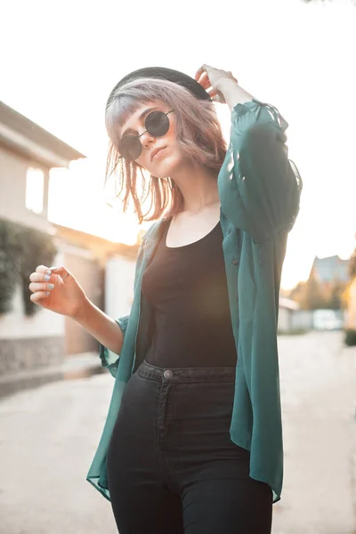 Trendy Jonge Vrouw Loopt Stad Bij Zonsondergang — Stockfoto