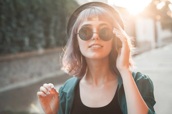 Portret Van Modieuze Vrouw Met Hoed Zonnebril — Stockfoto