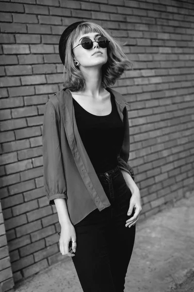 Beautiful Young Woman Standing Brick Wall Black White — Stock Photo, Image