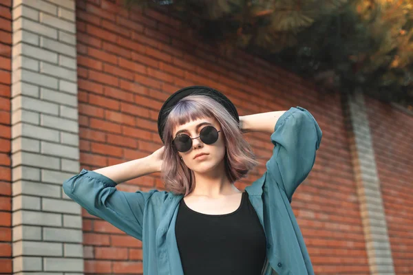 Hermosa Joven Mujer Está Posando Cerca Pared Ladrillo Atardecer — Foto de Stock