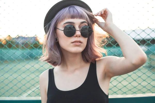 Retrato Una Joven Ciudad Por Noche Cerca —  Fotos de Stock