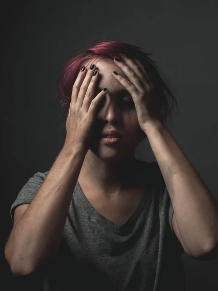 Mujer Joven Con Maquillaje Untado — Foto de Stock