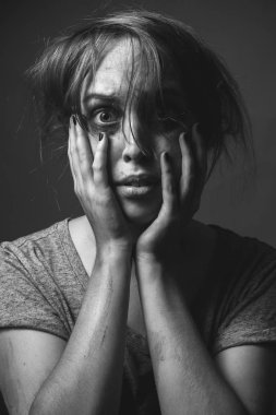 Lekeli makyaj ile korkmuş bir kız. Siyah ve beyaz. Düşük anahtar