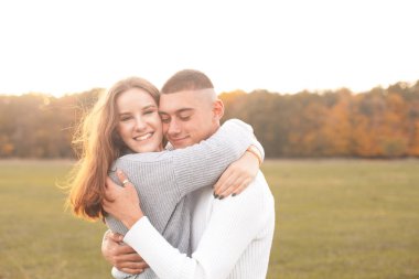 Genç güzel çift yeşil sahada sarılma