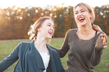 iki genç kadın dışarıda eğleniyor