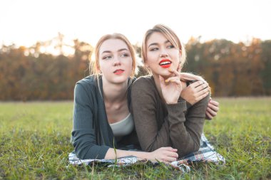 İki genç kadın çim üzerinde yalan. En iyi dostlar