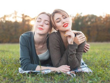 İki kız çim üzerinde yalan. En iyi dostlar