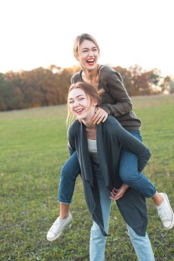 İki genç kadın açık havada eğlendiği. En iyi dostlar