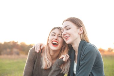İki neşeli genç kadın açık havada birlikte vakit. En iyi dostlar