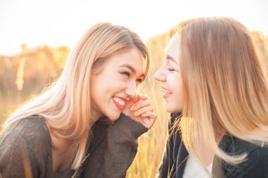 Günbatımı sahasının iki genç kadın. Yakın çekim