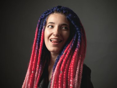 Renk yanlış örgüler ile genç kadın portresi. Stüdyo