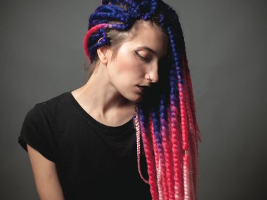 Gri arka plan üzerinde renkli örgüler kadınla