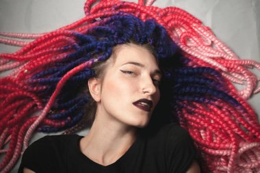 Güzel genç kadın yanlış örgüler, var. Yakın çekim