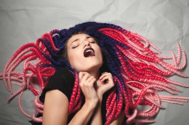 Sıradışı saç kesimi olan tutkulu genç kadın