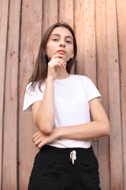 Duvara yakın duran genç kadın