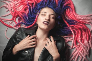 Yanlış örgüler alışılmadık bir kızla yerde yatıyor