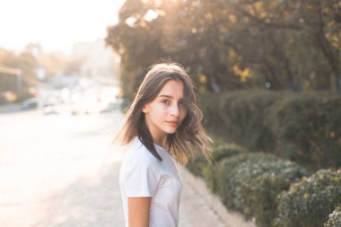 Günbatımını yürüyen genç kadın