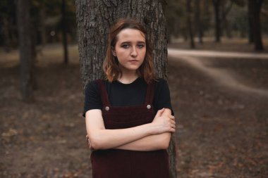 Akşam parkta genç kadın portresi