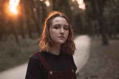 Akşam saatlerinde parkta yürüyen genç kadın