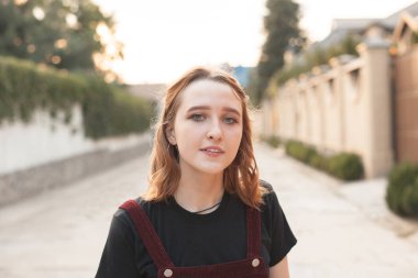 Sokakta yürüyen genç