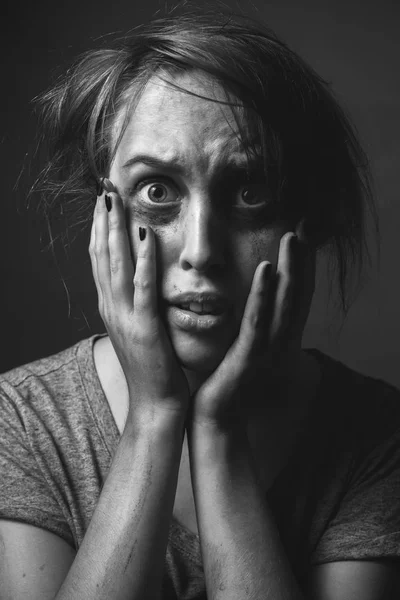 Ragazza Spaventata Con Trucco Spalmato Bianco Nero — Foto Stock