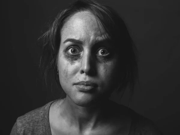 Mujer Asustada Con Maquillaje Untado — Foto de Stock