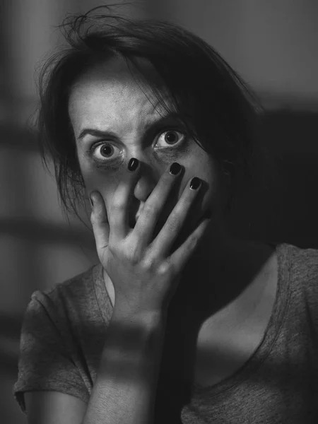 Mujer Asustada Con Cara Sucia Las Sombras Blanco Negro — Foto de Stock