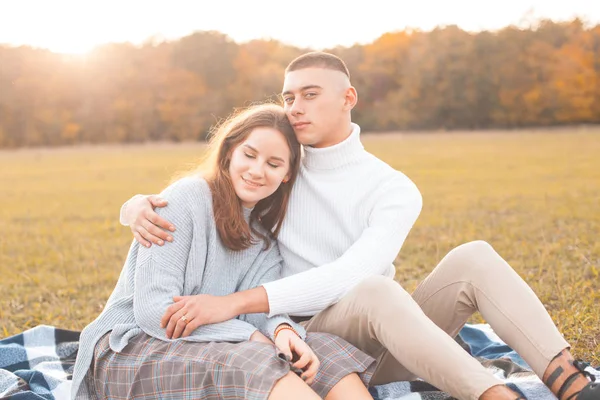 Jeune Homme Femme Assis Sur Herbe Sous Lumière Soleil — Photo