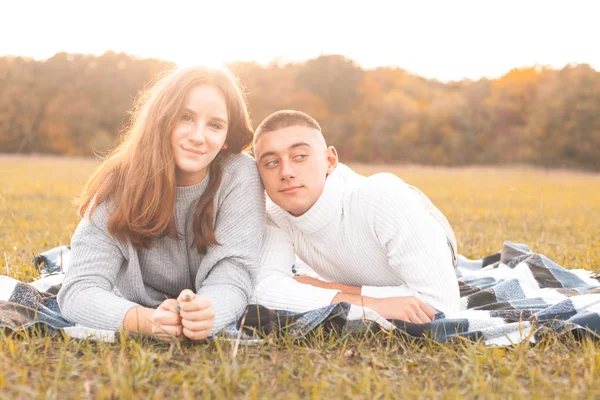 Jonge Man Vrouw Liggen Het Gras — Stockfoto