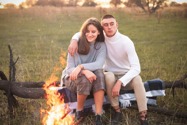 Jeune Couple Assis Près Feu Joie Soir — Photo