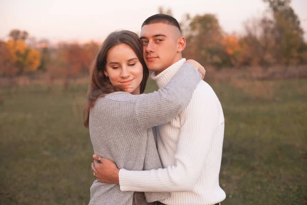 Jovem Homem Mulher Abraçando Livre — Fotografia de Stock