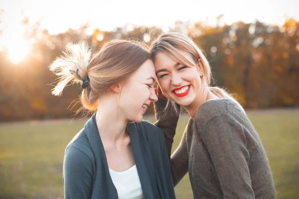 Zwei Junge Frauen Die Sich Draußen Amüsieren Beste Freunde — Stockfoto