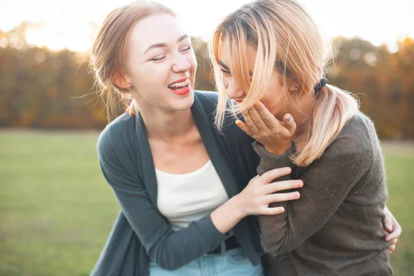 Dos Mujeres Jóvenes Abrazándose Divirtiéndose Aire Libre Mejores Amigos —  Fotos de Stock