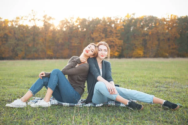 Dos niñas fotos de imágenes de Dos niñas sentadas sin royalties | Depositphotos
