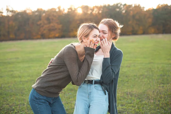 Two Young Women Laughing Outdoors Best Friends — Stock Photo, Image