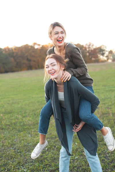 Två Unga Kvinnor Har Roligt Utomhus Bästa Vänner — Stockfoto