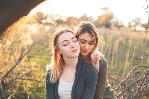 Två Kvinnor Tillbringa Tid Utomhus Solnedgången Bästa Vänner — Stockfoto