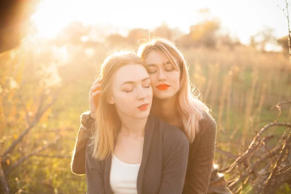 Duas Mulheres Passam Tempo Livre Pôr Sol Melhores Amigos Inflamação — Fotografia de Stock