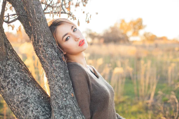 Jonge Vrouw Buurt Van Boom — Stockfoto