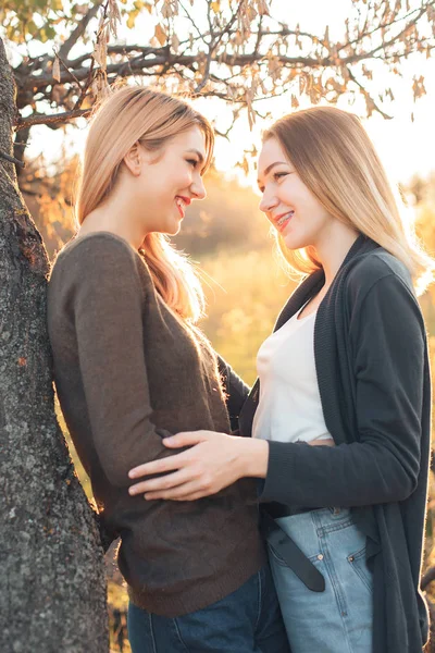 Две Веселые Молодые Женщины Стоят Рядом Деревом Лучшие Друзья — стоковое фото