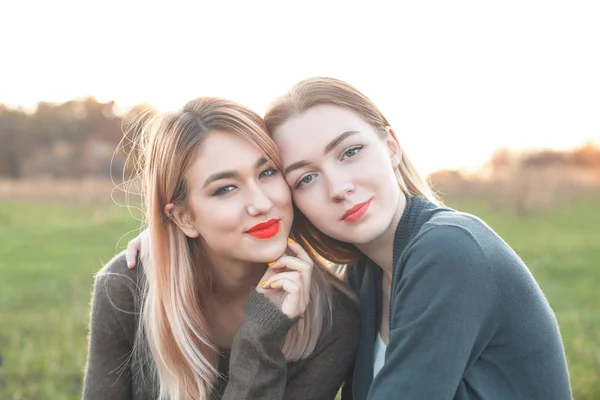 Two Young Women Spend Time Together Green Field Best Friends — Stock Photo, Image