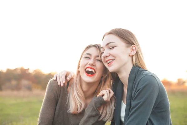 Duas Jovens Mulheres Alegres Passam Tempo Juntas Livre Melhores Amigos — Fotografia de Stock