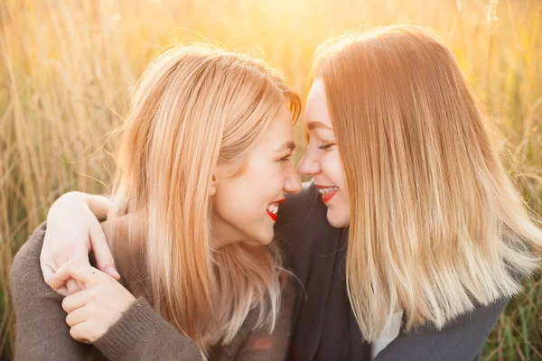 Två Glada Unga Kvinnor Kramar Fältet Vid Solnedgången Närbild — Stockfoto