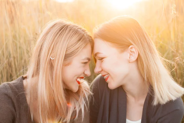 Två Unga Kvinnor Kramar Fältet Vid Solnedgången Närbild — Stockfoto