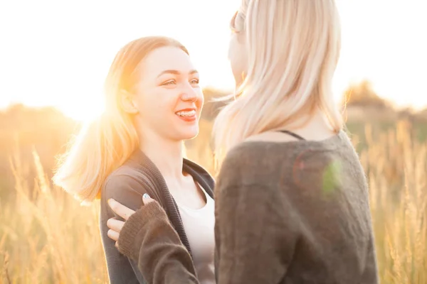 Zwei Junge Frauen Amüsieren Sich Bei Sonnenuntergang Auf Dem Feld — Stockfoto