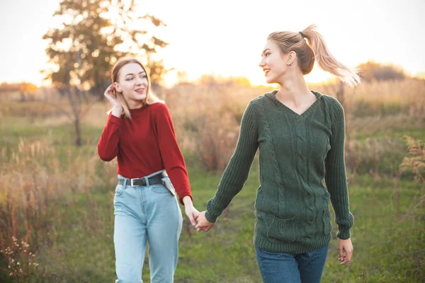 Dos Mujeres Jóvenes Caminando Aire Libre Atardecer Mejores Amigos —  Fotos de Stock