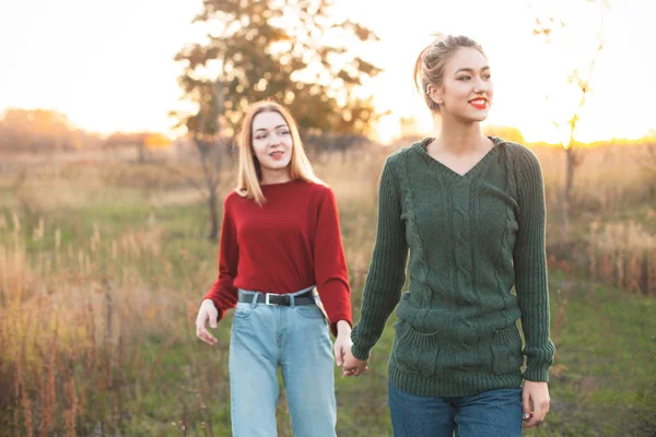 Duas Jovens Mulheres Alegres Andando Livre Pôr Sol Melhores Amigos — Fotografia de Stock