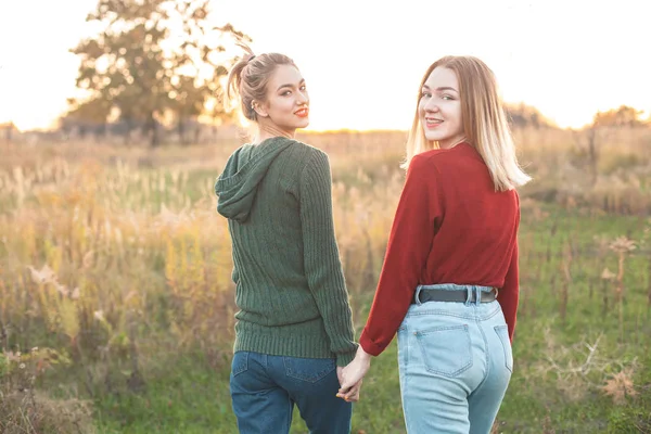 Zwei Junge Frauen Die Bei Sonnenuntergang Draußen Spazieren Gehen Beste — Stockfoto