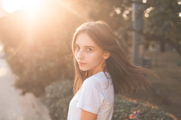 Junge Frau Spaziert Sonnenlicht Durch Die Stadt — Stockfoto
