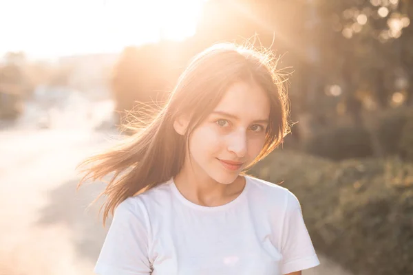 Schöne Junge Frau Die Bei Sonnenuntergang Auf Der Straße Läuft — Stockfoto